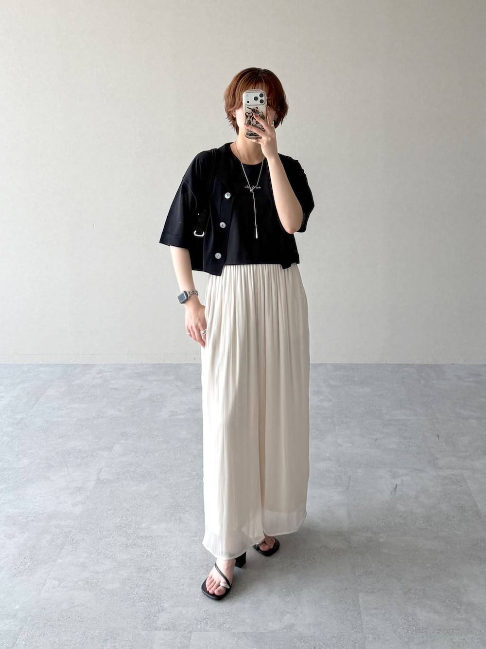 ホワイト系のその他パンツ、ブラック系のTシャツ/カットソー、ブラック系のニット/セーターを着用したレディースの夏コーディネートの5枚目の写真