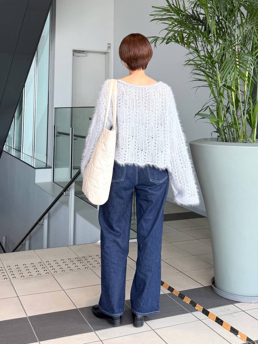 グレー系のニット/セーターを着用したレディースの秋コーディネートの3枚目の写真