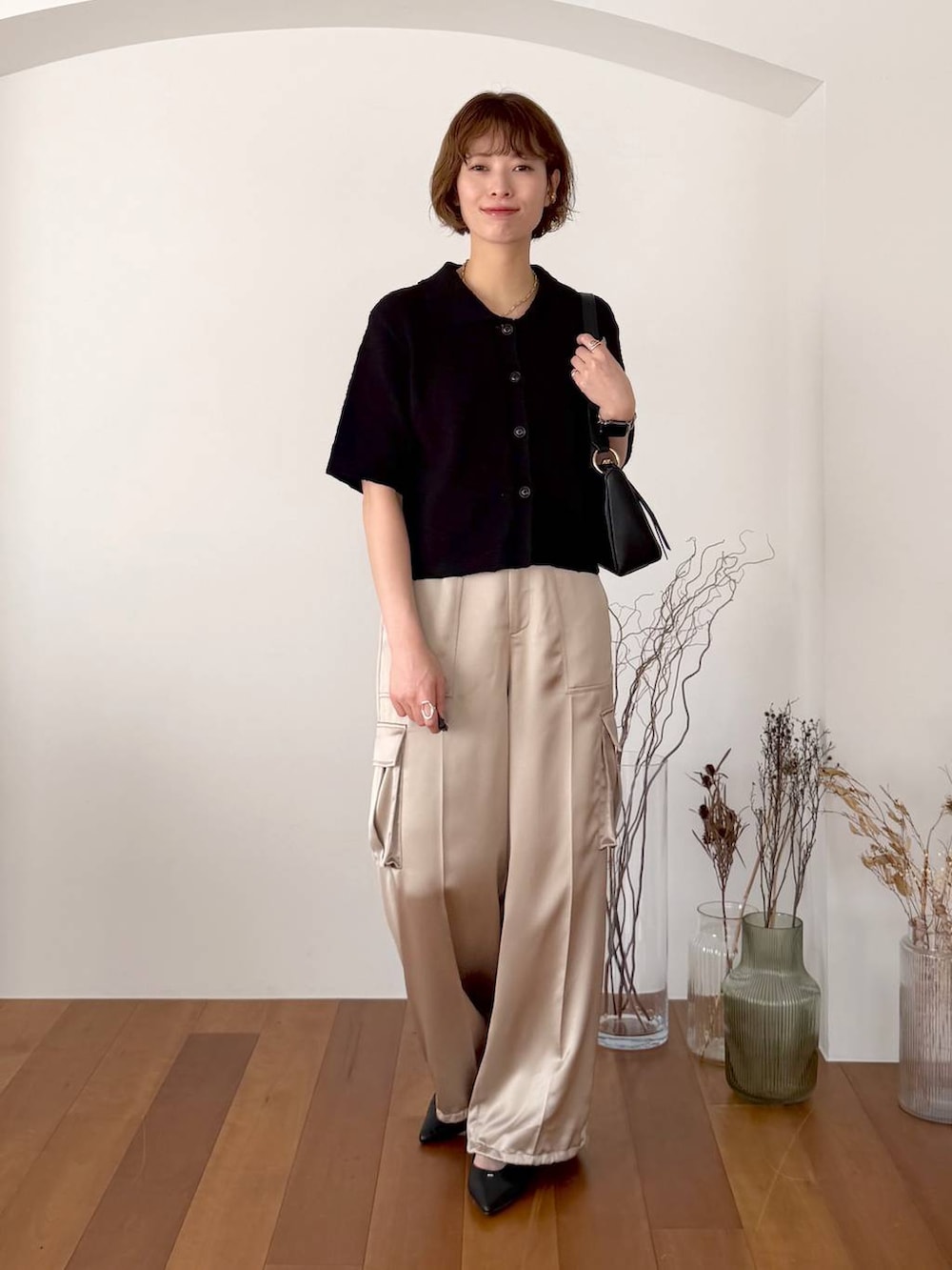 ブラック系のパンプス、ブラック系のショルダーバッグ、ベージュ系のその他パンツを着用したレディースの春コーディネートの8枚目の写真