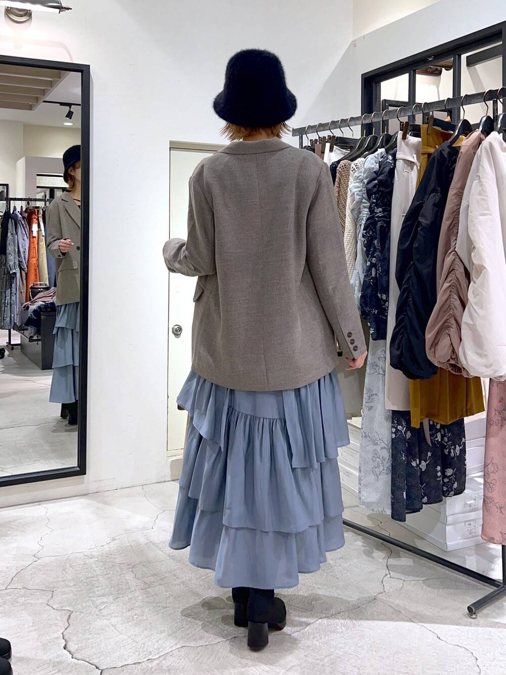 ブラック系のブーツ、ブラック系のTシャツ/カットソー、グレー系のテーラードジャケットを着用したレディースの秋コーディネートの2枚目の写真