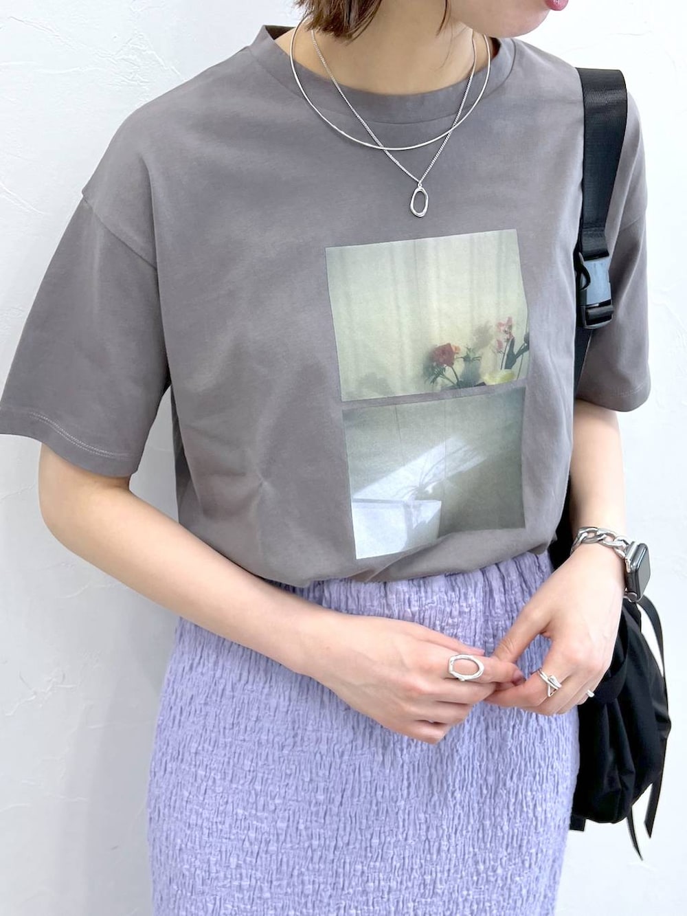 グレー系のTシャツ/カットソー、ブラック系のショルダーバッグ、ブラック系のサンダルを着用したレディースの春コーディネートの4枚目の写真
