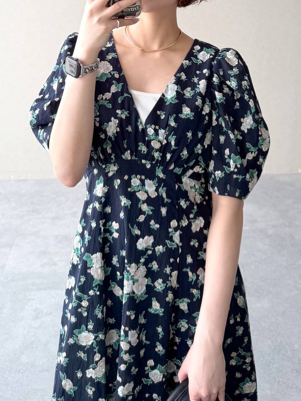 ブラック系のボストンバッグ、ブラック系のサンダル、グリーン系のMA-1を着用したレディースの春コーディネートの8枚目の写真