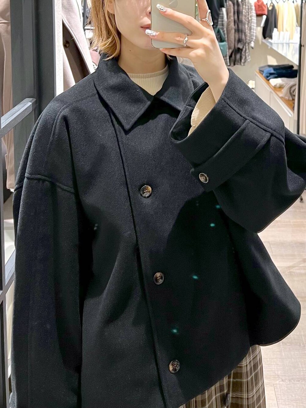 ブラック系のその他アウター、ブラウン系のハンドバッグ、ブラック系のブーツを着用したレディースの秋コーディネートの7枚目の写真