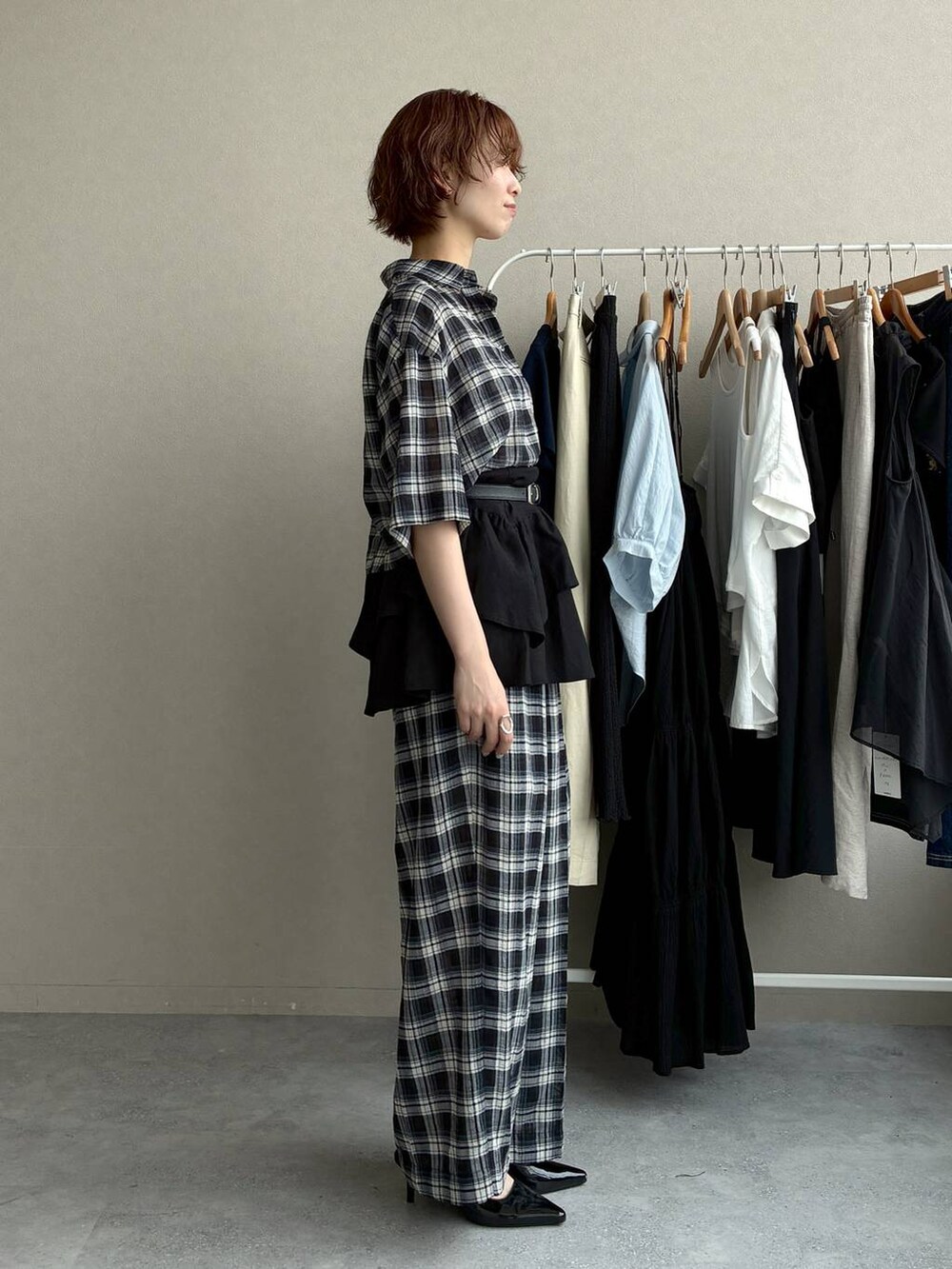 ブラック系のシャツ/ブラウス、ブラック系のその他パンツ、ブラック系のサンダルを着用したレディースの夏コーディネートの6枚目の写真
