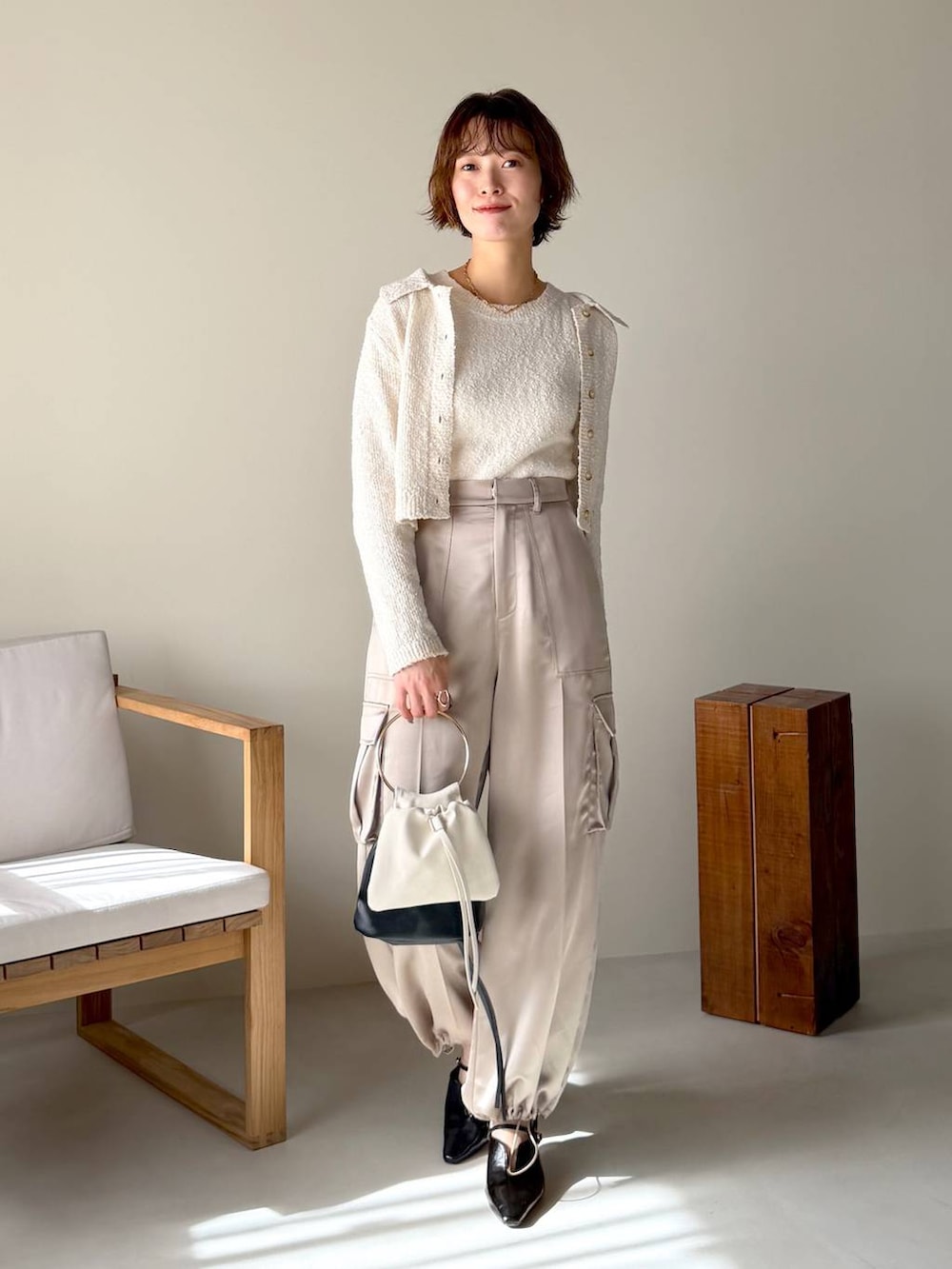 ブラック系のサンダル、ホワイト系のカーディガン/ボレロ、ベージュ系のその他パンツを着用したレディースの冬コーディネートの5枚目の写真