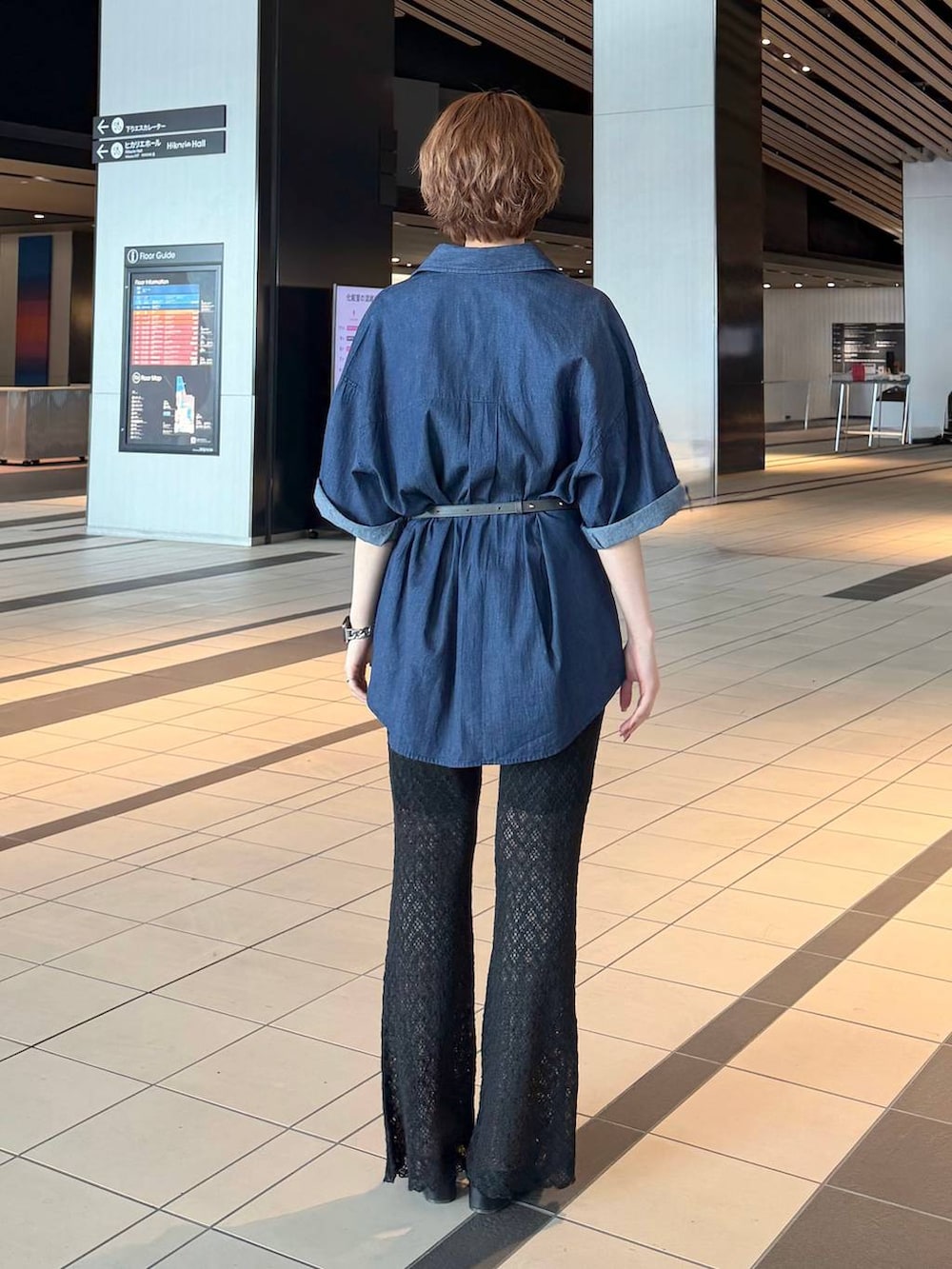ブラック系のその他パンツ、グレー系のボディバッグ/ウエストポーチ、ブラック系のサンダルを着用したレディースの夏コーディネートの3枚目の写真