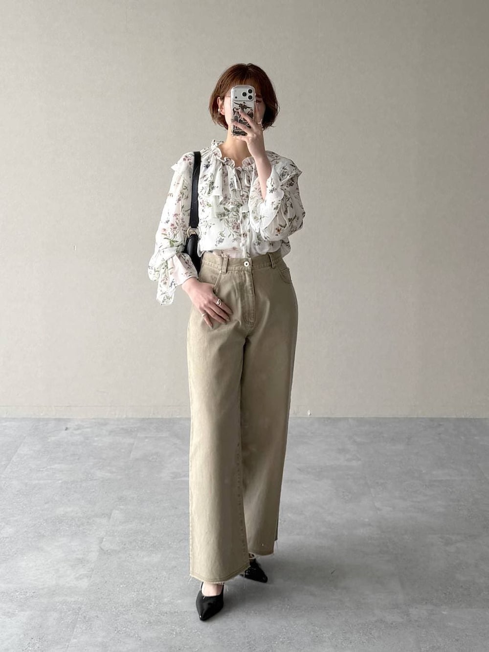 ブラック系のサンダル、ホワイト系のシャツ/ブラウス、ブラック系のショルダーバッグを着用したレディースの春コーディネートの5枚目の写真