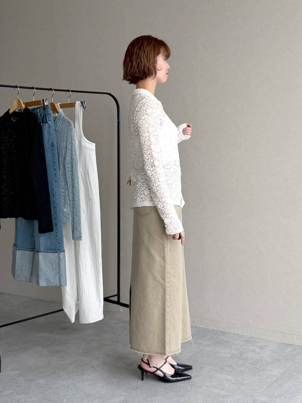 ブラック系のサンダル、ブルー系のテーラードジャケット、ベージュ系のスカートを着用したレディースの春コーディネートの5枚目の写真