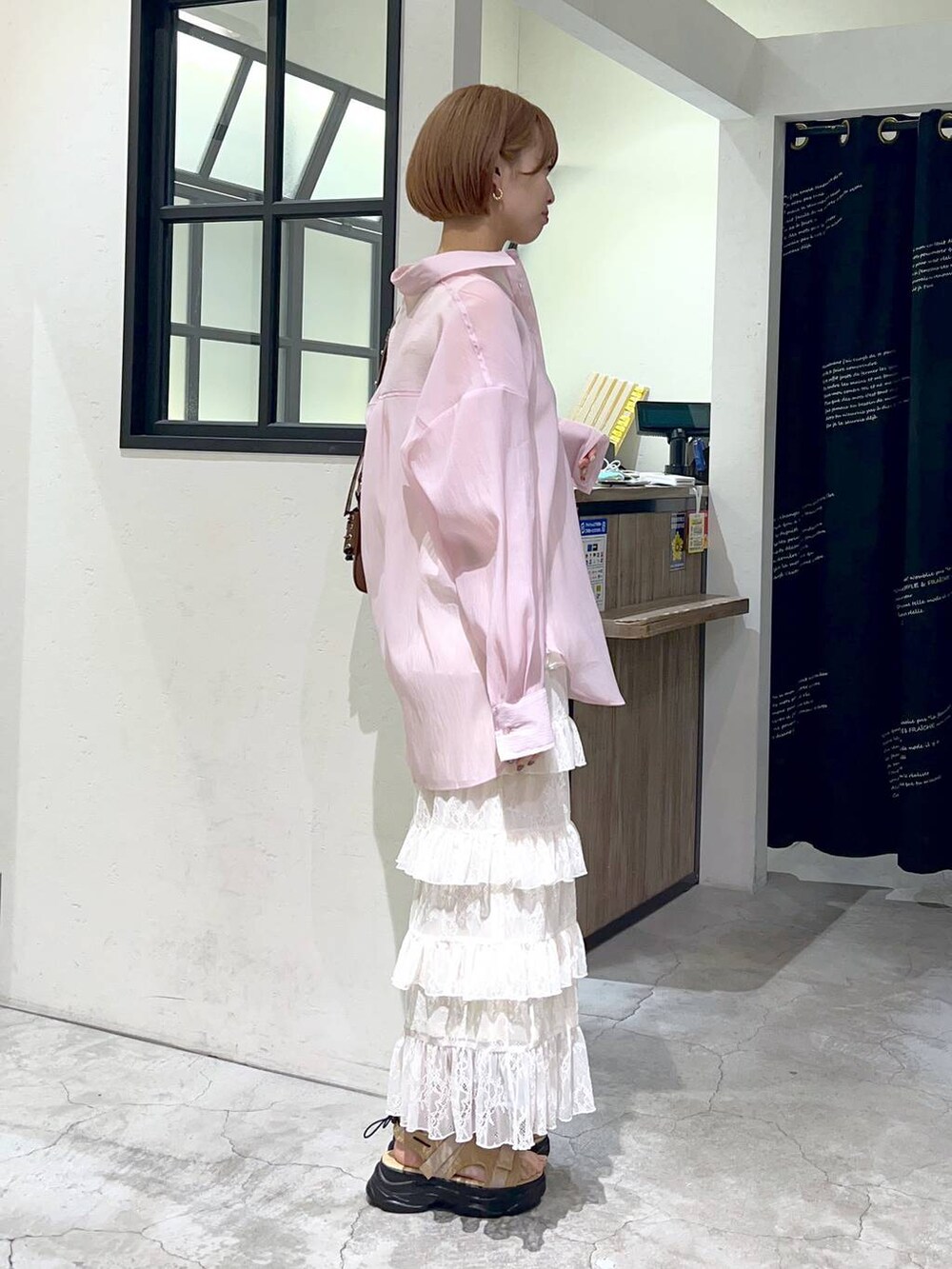 ピンク系のシャツ/ブラウス、ホワイト系のタンクトップ、ホワイト系のスカートを着用したレディースの春コーディネートの3枚目の写真