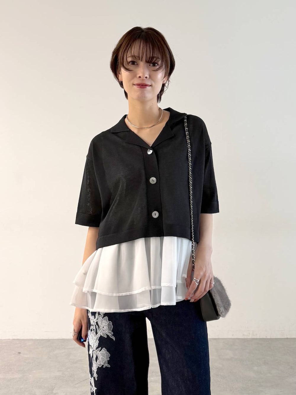 グレー系のニット/セーター、ブラック系のニット/セーター、ブラック系のローファーを着用したレディースの夏コーディネートの4枚目の写真