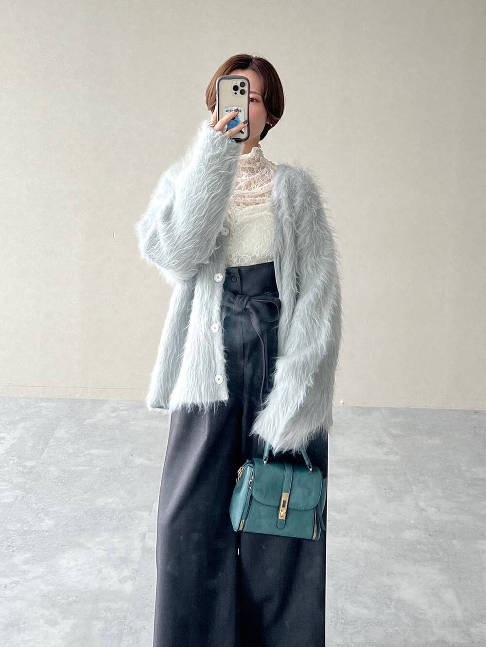 ブラック系のローファー、グレー系のカーディガン/ボレロ、グレー系のその他パンツを着用したレディースの秋コーディネートの6枚目の写真