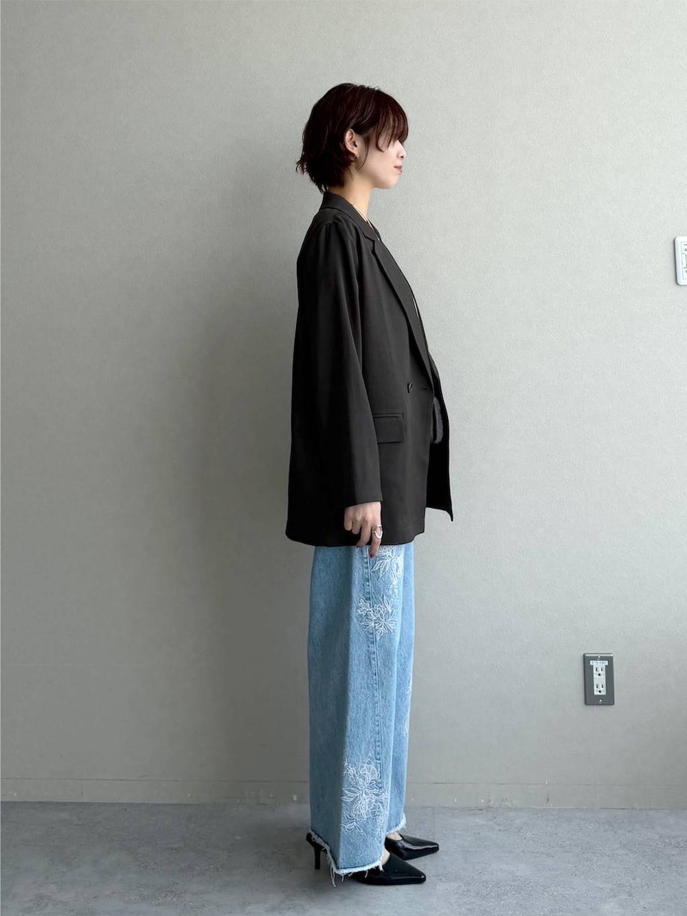ホワイト系のTシャツ/カットソー、ブルー系のデニムパンツ、グレー系のテーラードジャケットを着用したレディースの夏コーディネートの2枚目の写真