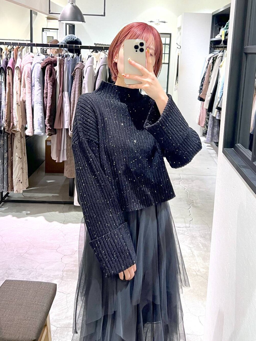 ブラック系のボストンバッグ、ブラック系のブーツ、ブラック系のニット/セーターを着用したレディースの秋コーディネートの4枚目の写真