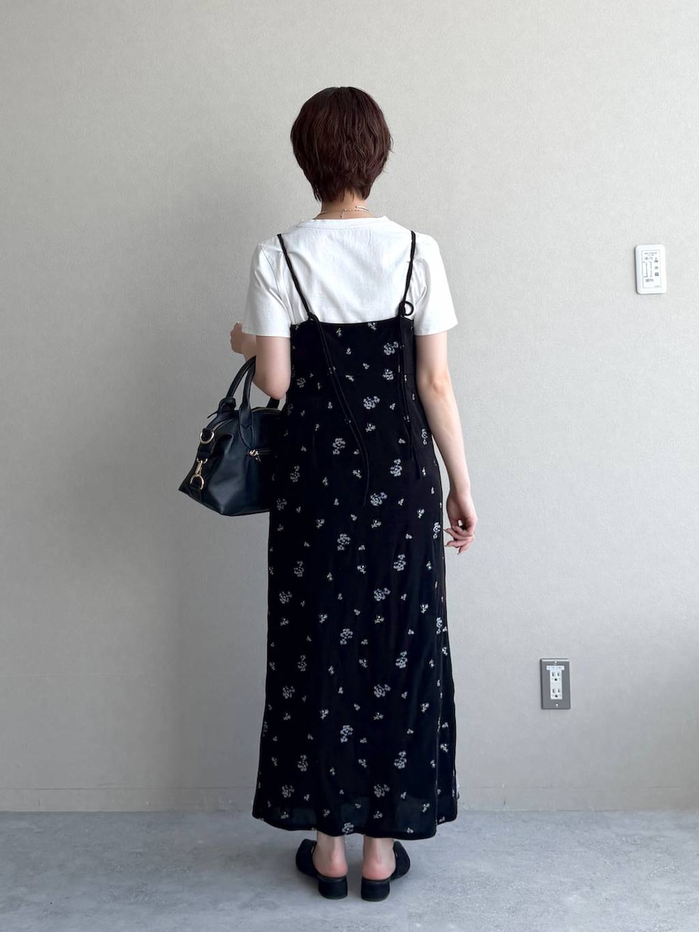ブラック系のサンダル、ブラック系のワンピース、ブラック系のボストンバッグを着用したレディースの夏コーディネートの3枚目の写真