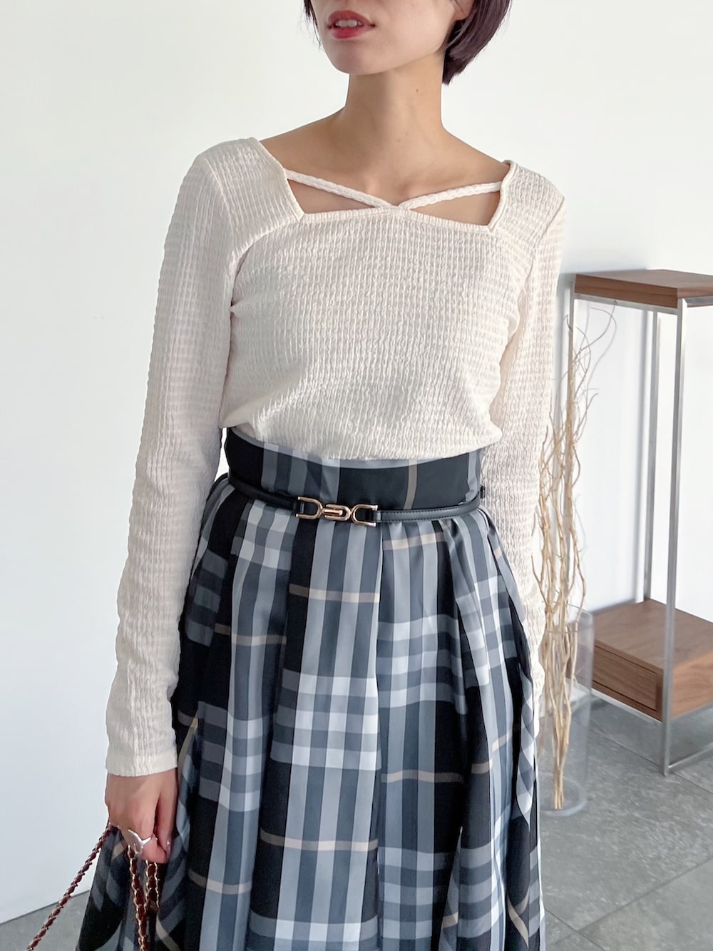 ホワイト系のTシャツ/カットソー、レッド系のショルダーバッグ、ブラック系のスカートを着用したレディースの夏コーディネートの3枚目の写真