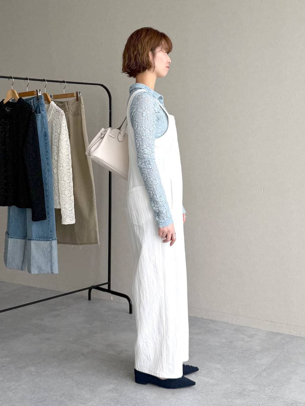 ブルー系のパンプス、ホワイト系のサロペット/オーバーオール、ブルー系のTシャツ/カットソーを着用したレディースの春コーディネートの2枚目の写真