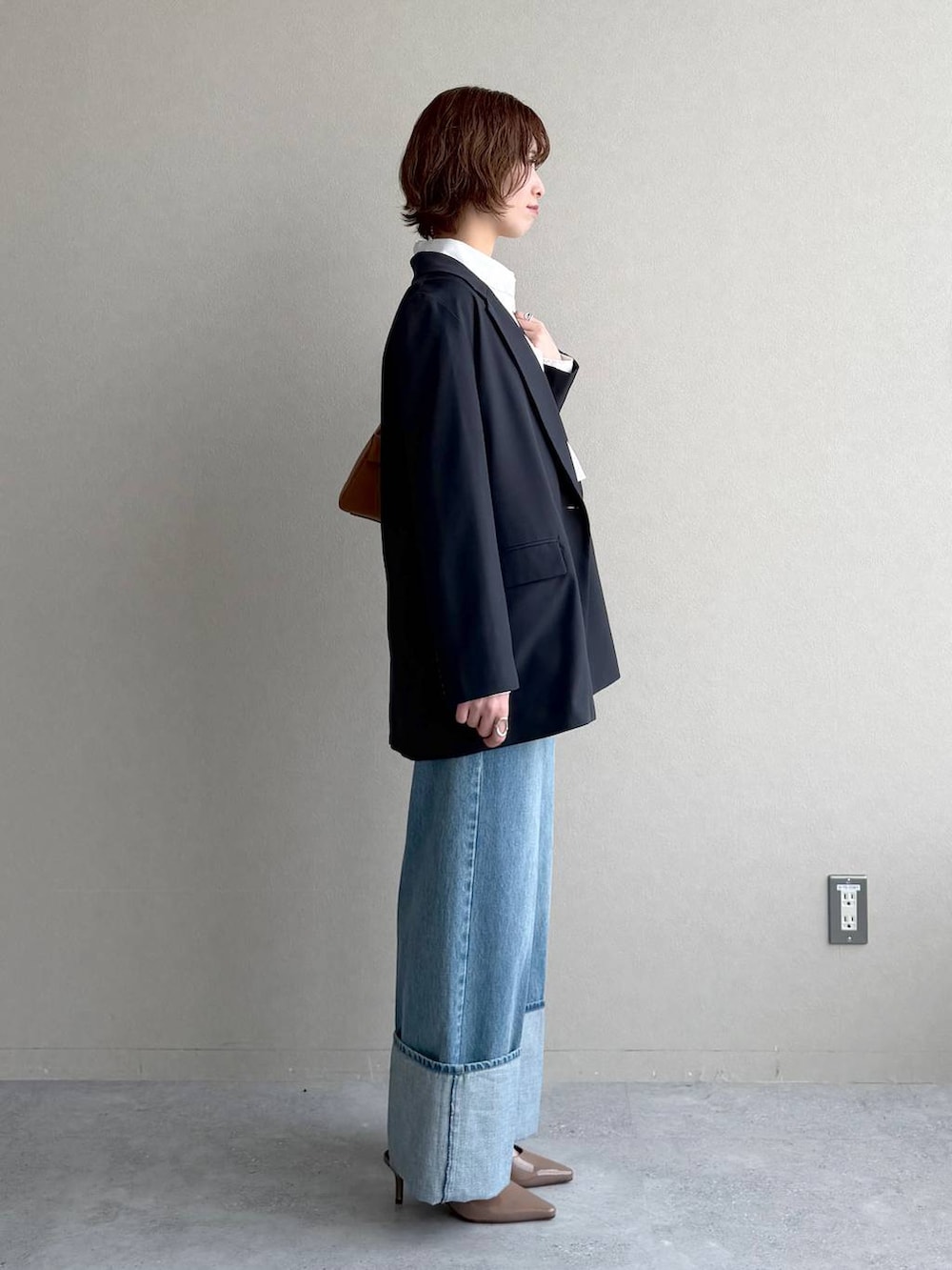 ブラウン系のサンダル、ホワイト系のシャツ/ブラウス、ブルー系のテーラードジャケットを着用したレディースの冬コーディネートの2枚目の写真