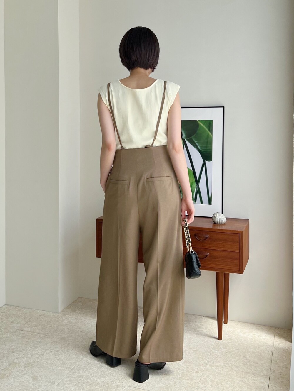 ホワイト系のシャツ/ブラウス、ホワイト系のTシャツ/カットソー、ブラウン系のパンツを着用したレディースの夏コーディネートの5枚目の写真