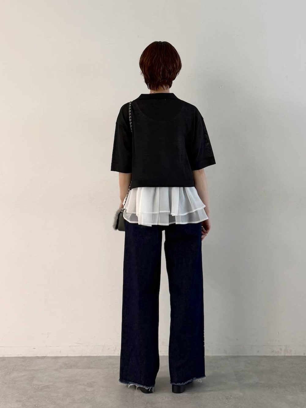 グレー系のニット/セーター、ブラック系のニット/セーター、ブラック系のローファーを着用したレディースの夏コーディネートの3枚目の写真
