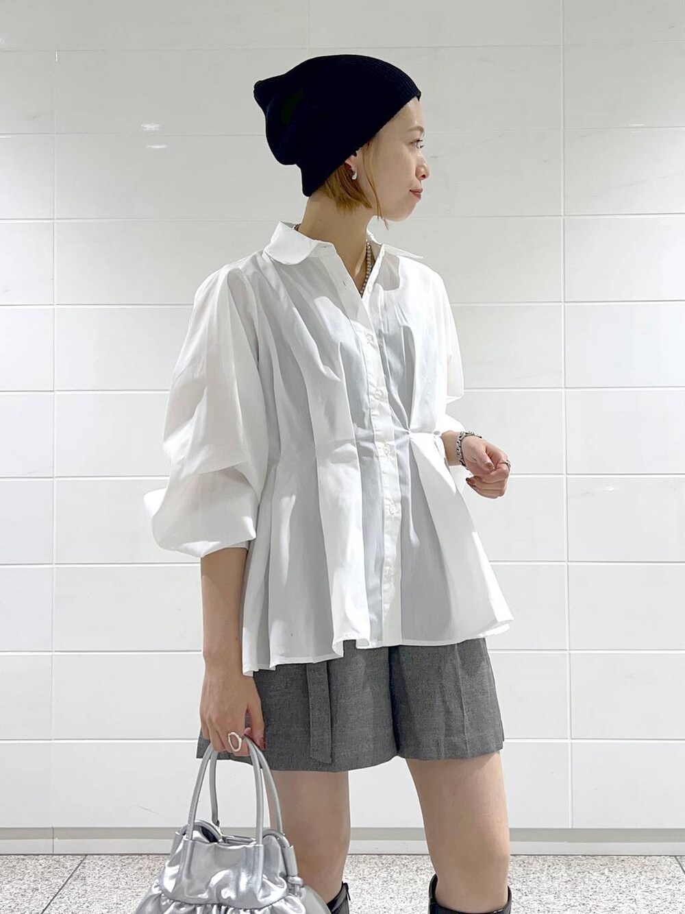 「着痩せ・細見え、女子ウケ、シャツ、ショートパンツ、ブーツ、ショルダーバッグ、mysty woman」｜「mysty womanのレザーフリルバッグ 142298（ショルダーバッグ、シルバー系）」を使った、uemiさん（レディース・163cm）の秋コーディネートの4枚目の写真