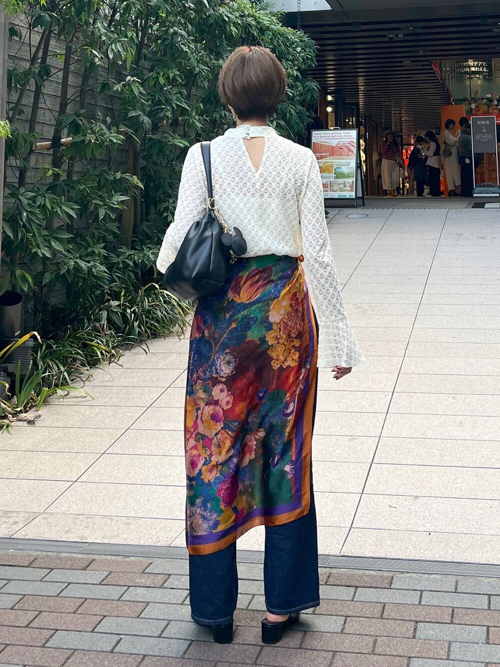 ブルー系のデニムパンツ、ブラック系のローファー、ホワイト系のTシャツ/カットソーを着用したレディースの秋コーディネートの3枚目の写真