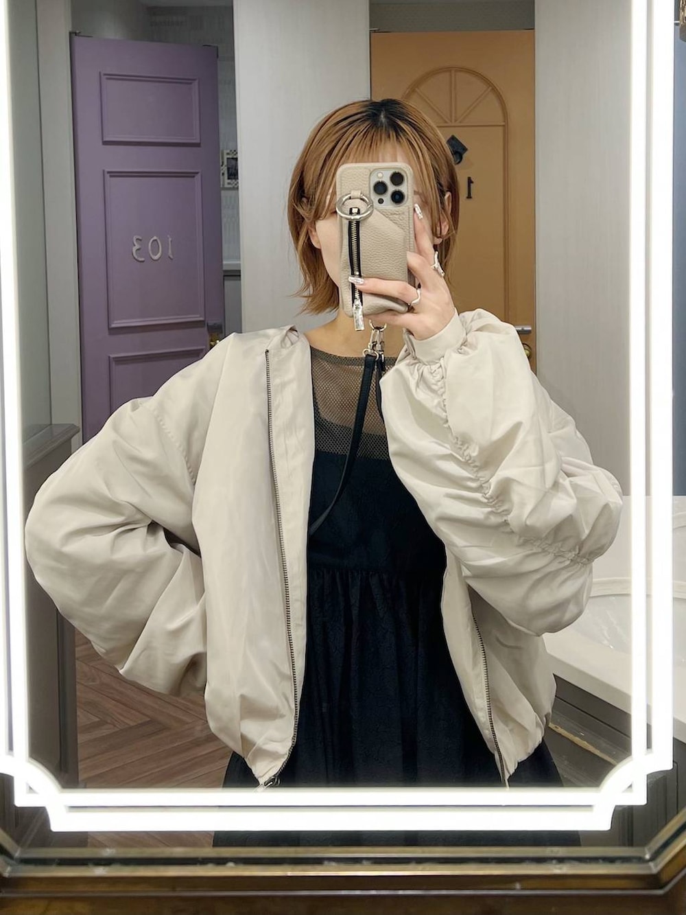 ブラック系のTシャツ/カットソー、ホワイト系のブルゾン、グリーン系のハンドバッグを着用したレディースの秋コーディネートの3枚目の写真