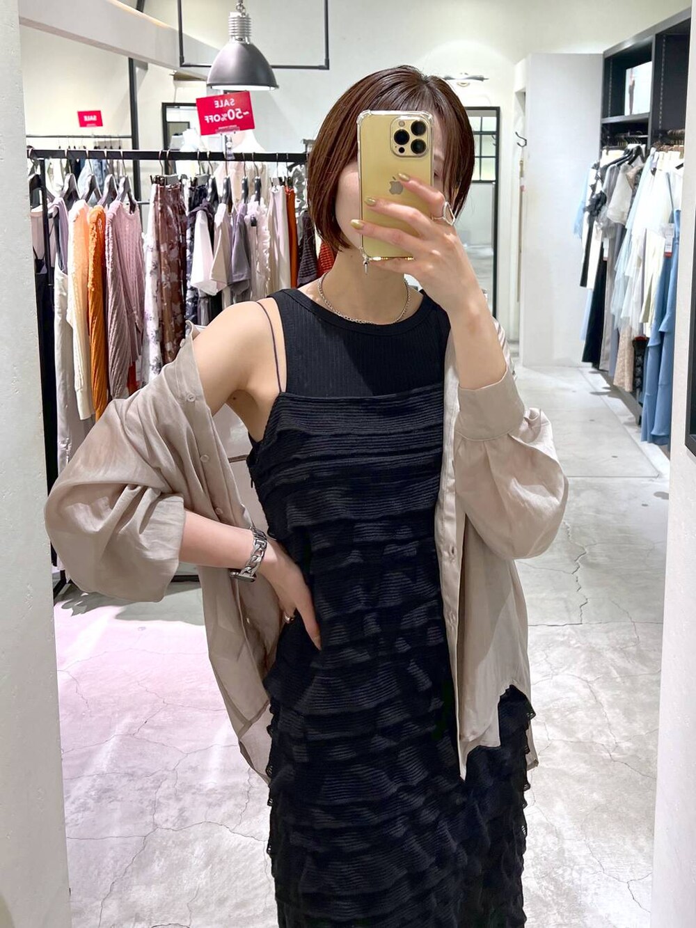 ブラック系のワンピース、ベージュ系のシャツ/ブラウス、ブラック系のショルダーバッグを着用したレディースの夏コーディネートの4枚目の写真