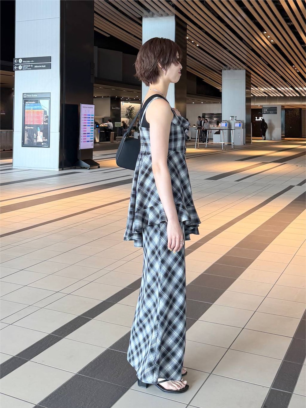 グレー系のスカート、ブラック系のシャツ/ブラウス、ブラック系のタンクトップを着用したレディースの夏コーディネートの2枚目の写真