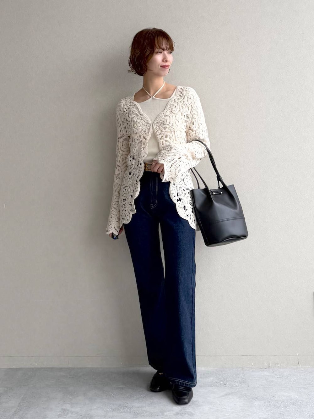 ブラック系のローファー、ブルー系のデニムパンツ、ブラウン系のブルゾンを着用したレディースの春コーディネートの4枚目の写真