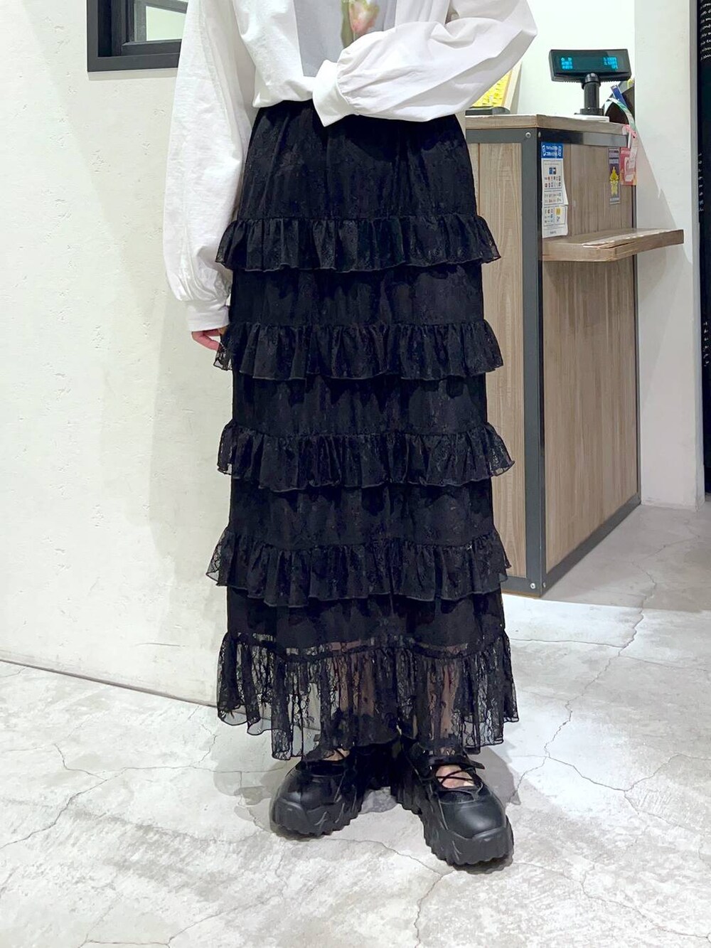 ホワイト系のトートバッグ、ブルー系のデニムジャケット、ブラック系のバレエシューズを着用したレディースの春コーディネートの6枚目の写真