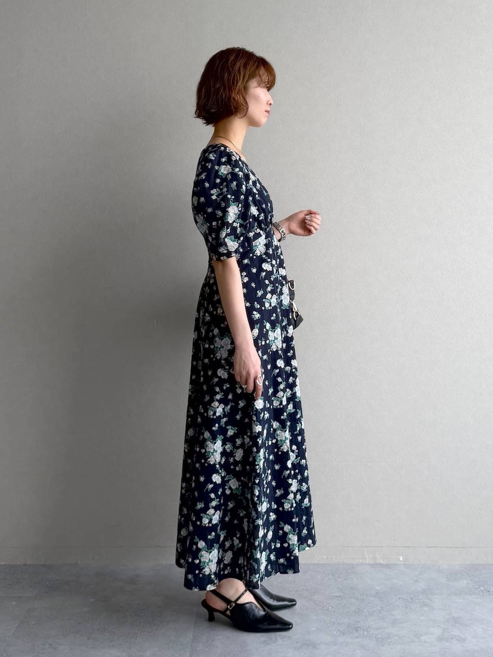 ブラック系のボストンバッグ、ブラック系のサンダル、グリーン系のMA-1を着用したレディースの春コーディネートの6枚目の写真