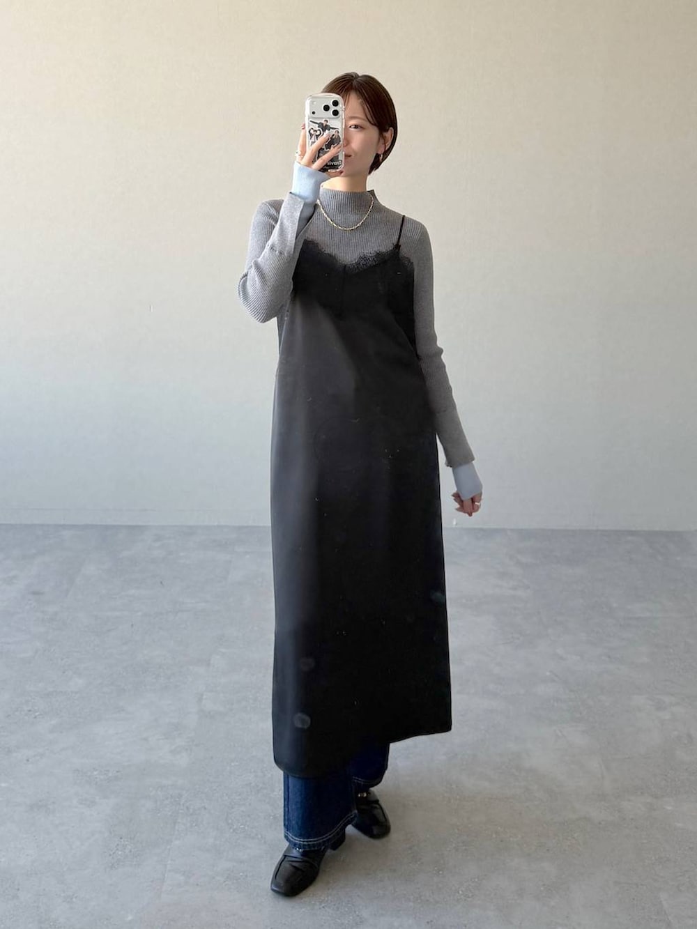 ブラック系のローファー、ブラック系のショルダーバッグ、グレー系のニット/セーターを着用したレディースの冬コーディネートの5枚目の写真