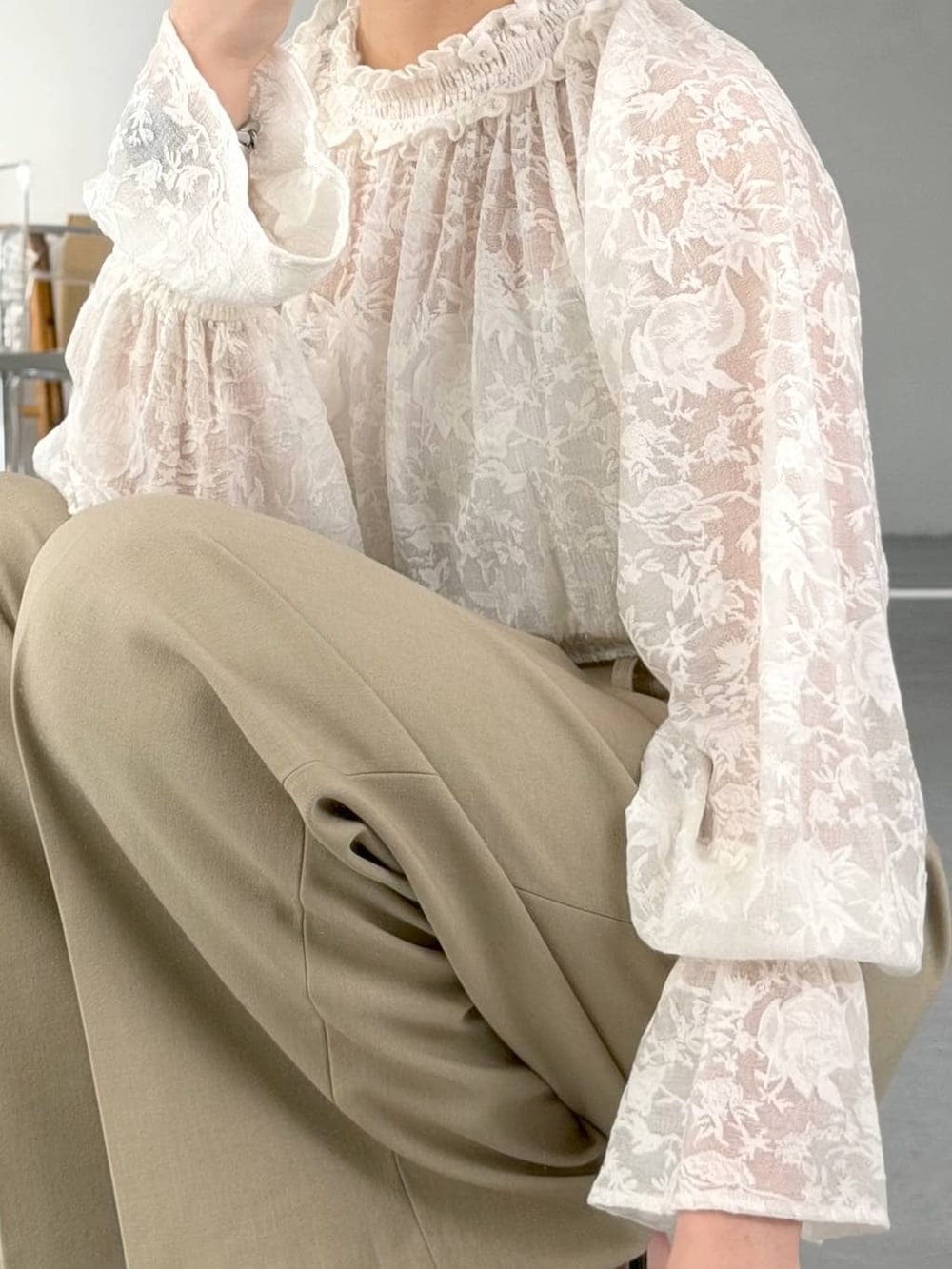 ベージュ系のテーラードジャケット、ベージュ系のその他パンツ、ブラック系のサンダルを着用したレディースの春コーディネートの6枚目の写真