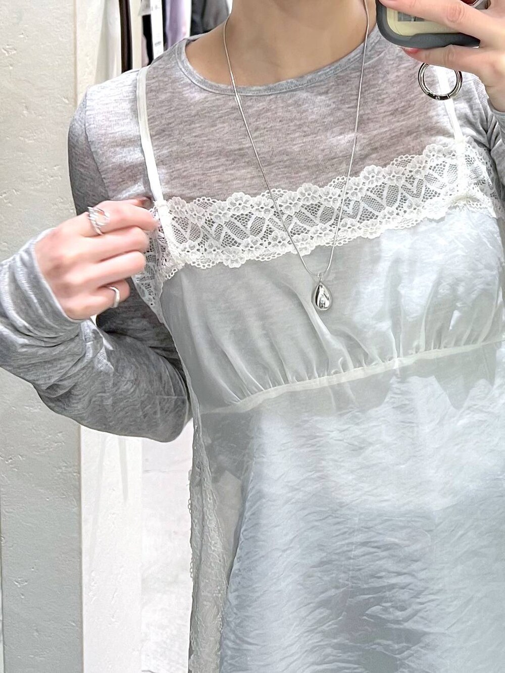 ホワイト系のトートバッグ、ブルー系のデニムパンツ、ブラック系のバレエシューズを着用したレディースの冬コーディネートの5枚目の写真