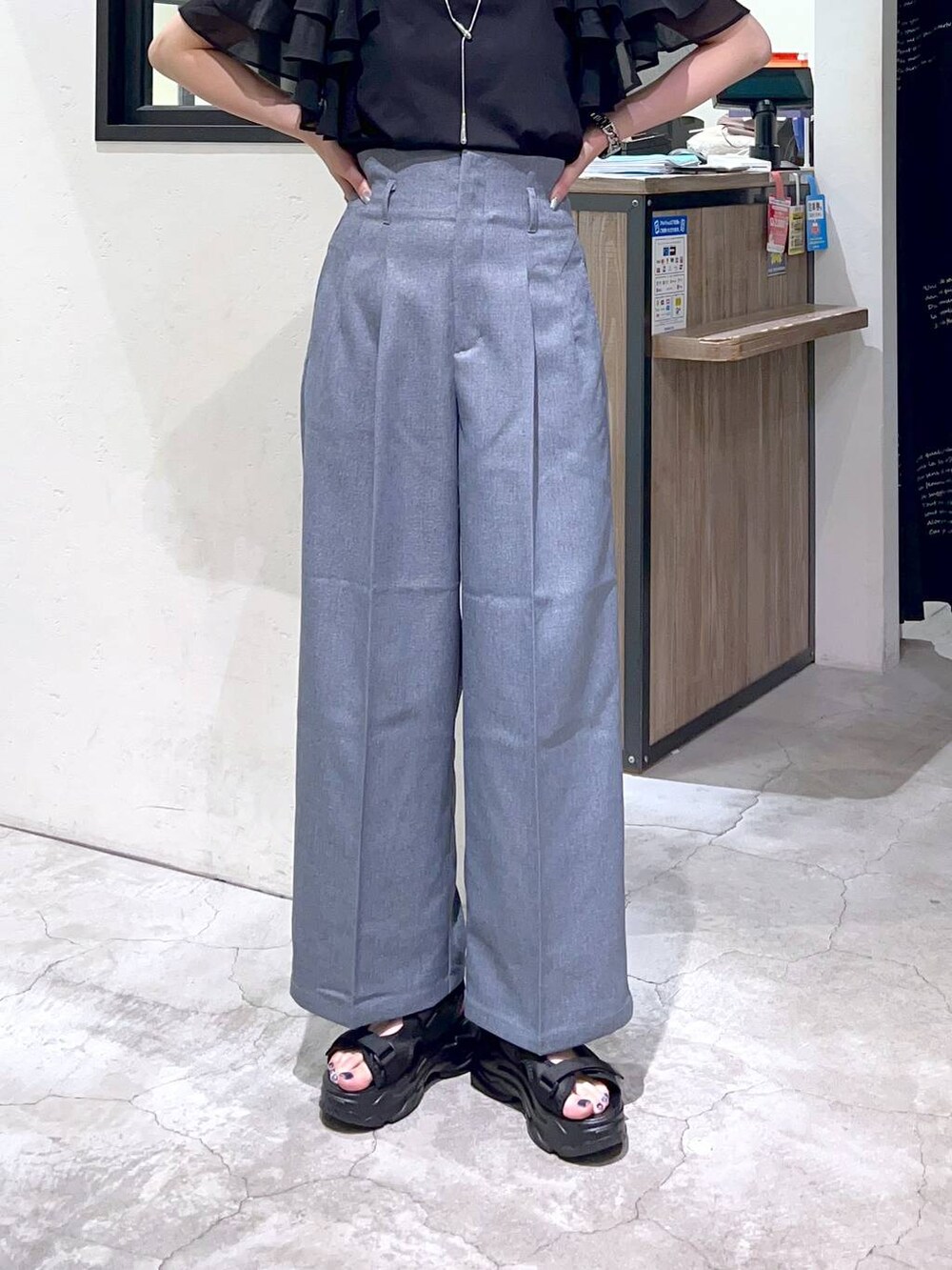 ブラック系のサンダル、ブラック系のショルダーバッグ、ブラック系のTシャツ/カットソーを着用したレディースの夏コーディネートの5枚目の写真