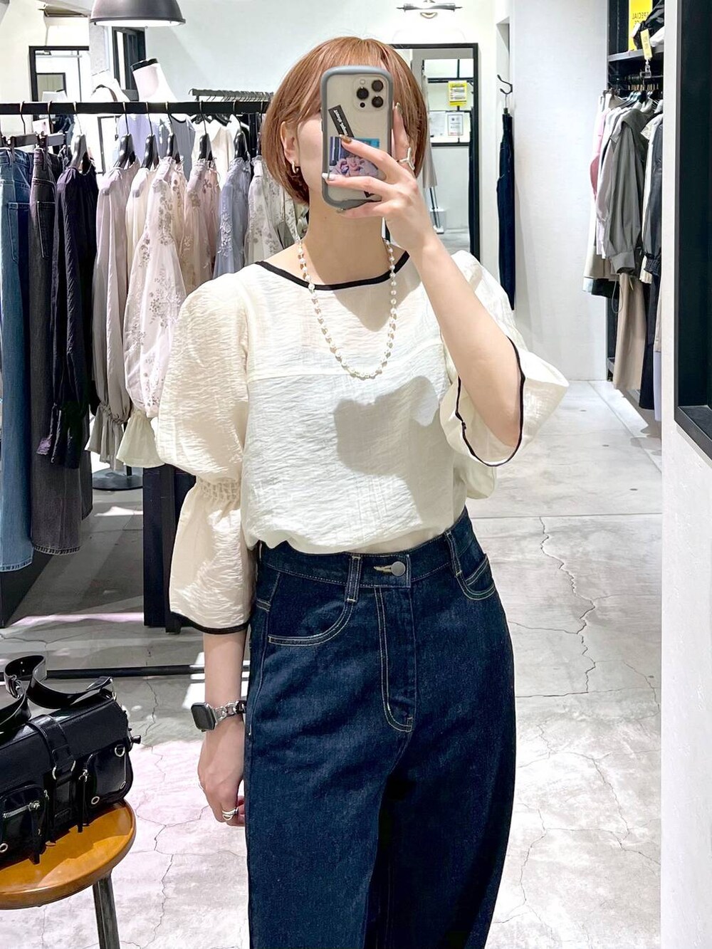 ブラック系のサンダル、ブルー系のデニムパンツ、ホワイト系のシャツ/ブラウスを着用したレディースの春コーディネートの5枚目の写真