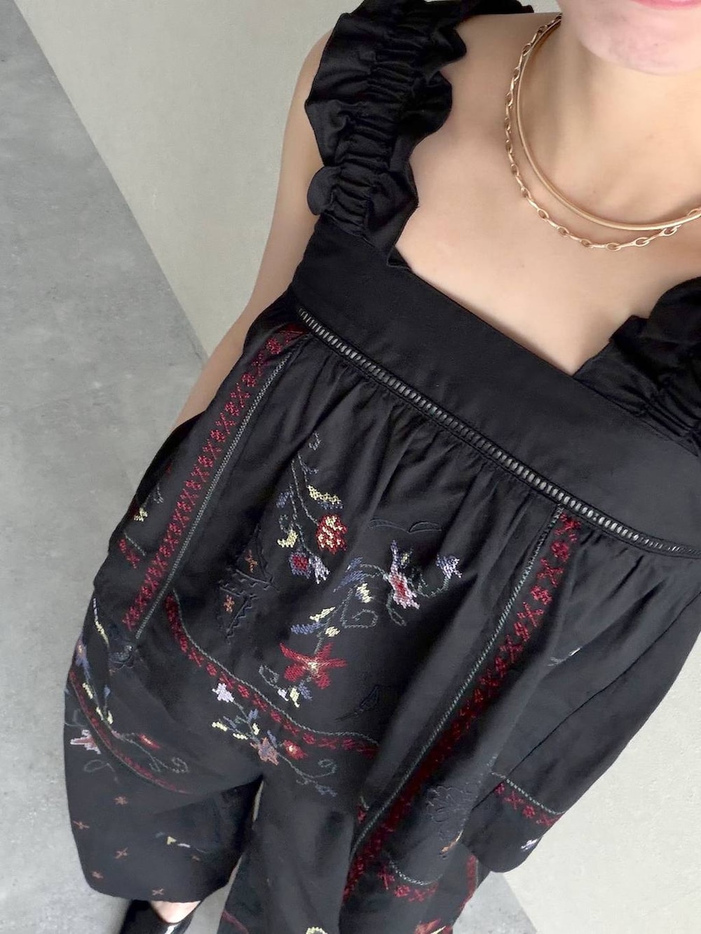 ブラック系のサンダル、ブラック系のその他パンツ、ブラック系のシャツ/ブラウスを着用したレディースの春コーディネートの6枚目の写真