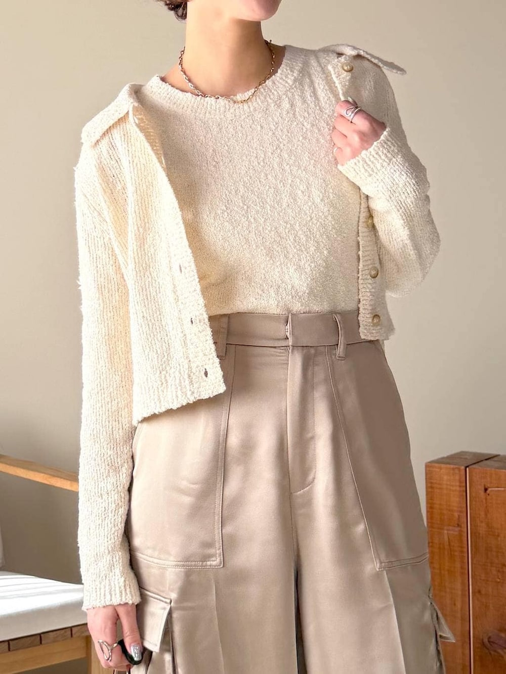 ブラック系のサンダル、ホワイト系のカーディガン/ボレロ、ベージュ系のその他パンツを着用したレディースの冬コーディネートの4枚目の写真