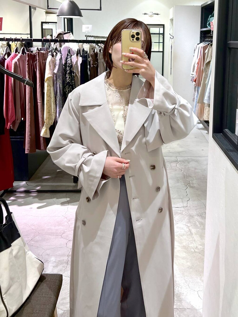 ブラック系のトートバッグ、ホワイト系のシャツ/ブラウス、ブラック系のパンプスを着用したレディースの冬コーディネートの7枚目の写真