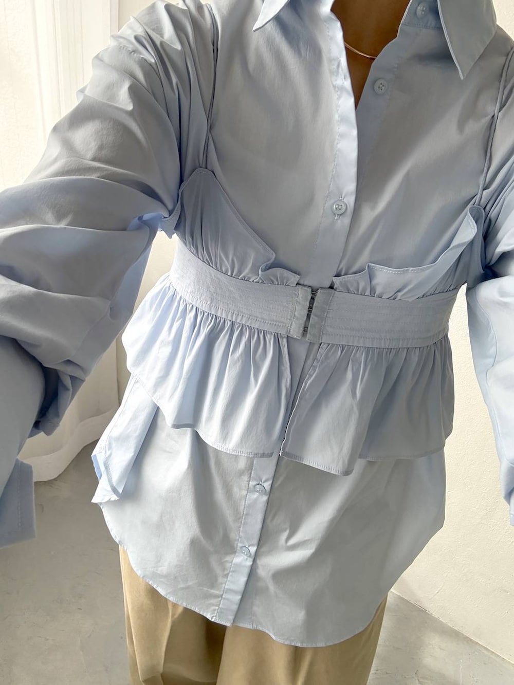 ブラック系のボストンバッグ、ブルー系のシャツ/ブラウス、ベージュ系のチノパンツを着用したレディースの春コーディネートの5枚目の写真