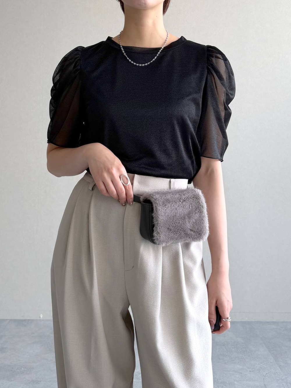 ベージュ系のその他パンツ、ブラック系のTシャツ/カットソー、グレー系のボディバッグ/ウエストポーチを着用したレディースの夏コーディネートの4枚目の写真