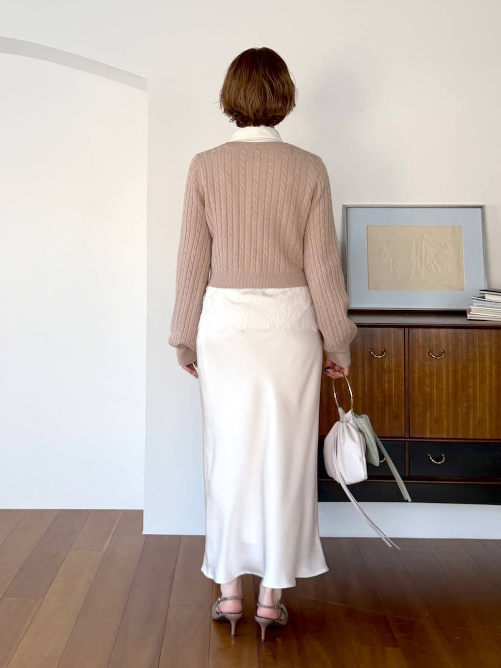 ベージュ系のワンピース、ホワイト系のシャツ/ブラウス、ブラウン系のサンダルを着用したレディースの冬コーディネートの3枚目の写真