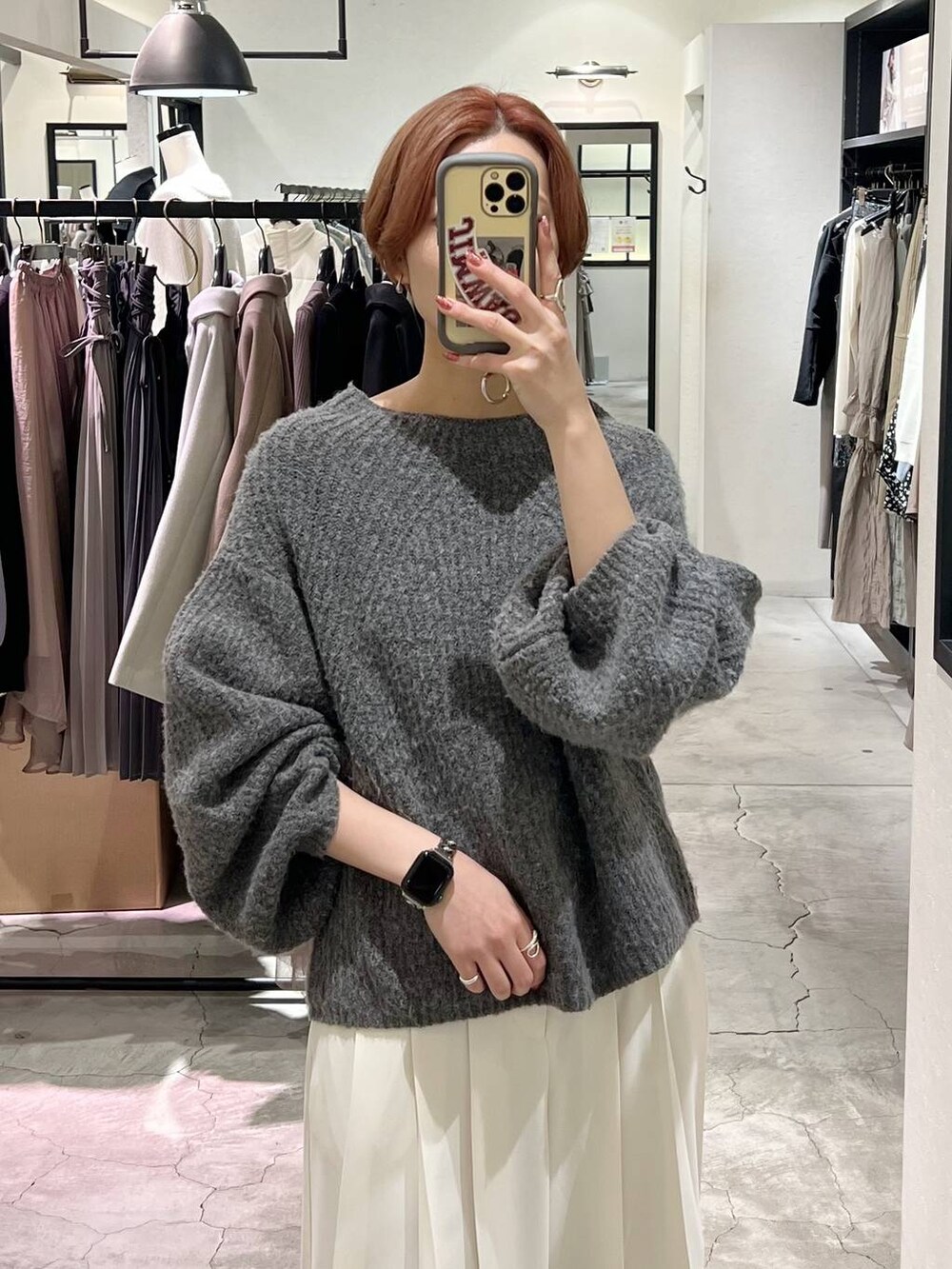 ブラック系のブーツ、グレー系のニット/セーター、ホワイト系のその他パンツを着用したレディースの冬コーディネートの3枚目の写真