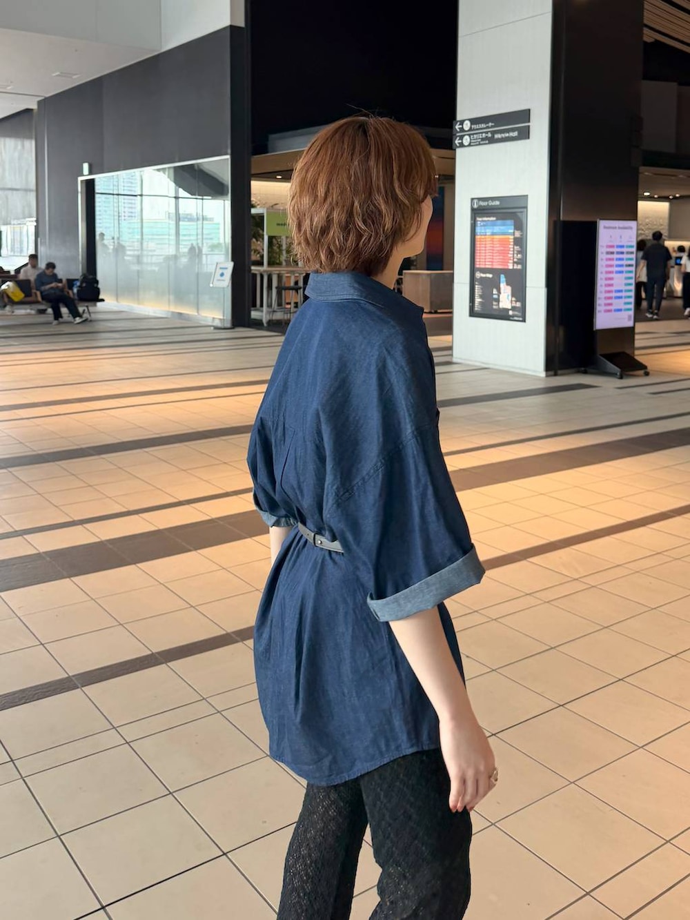 ブラック系のその他パンツ、グレー系のボディバッグ/ウエストポーチ、ブラック系のサンダルを着用したレディースの夏コーディネートの9枚目の写真