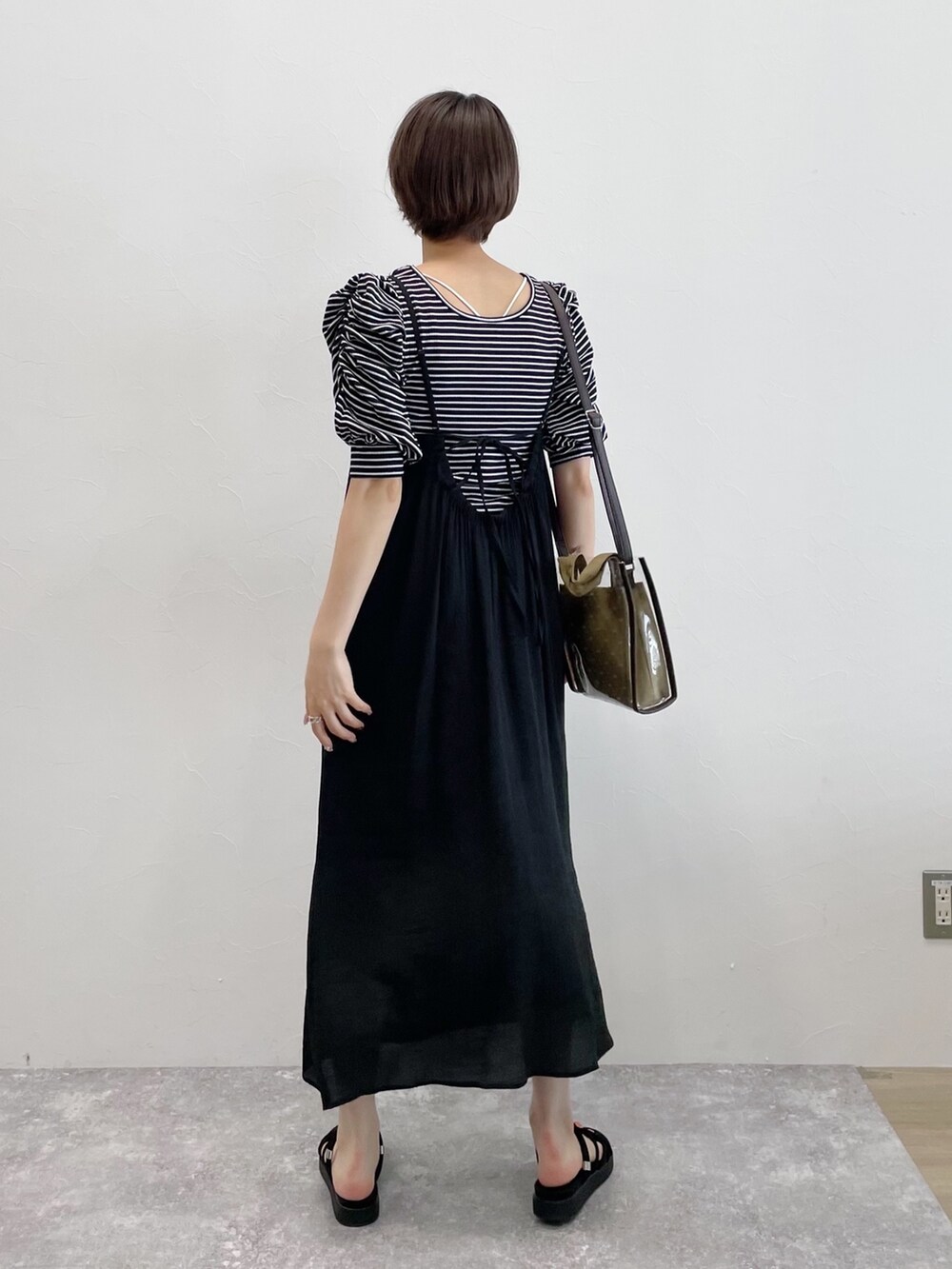 ブラック系のトップス、ブラック系のワンピース/ドレス、ブラック系のシューズを着用したレディースの夏コーディネートの3枚目の写真