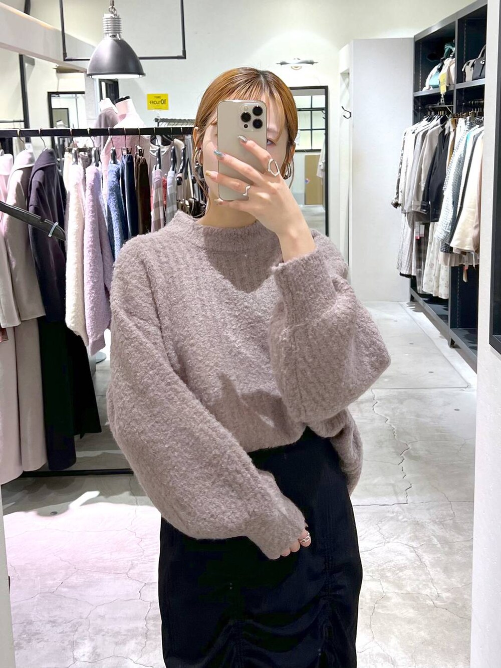 ブラック系のショルダーバッグ、ブラック系のブーツ、ブラウン系のニット/セーターを着用したレディースの秋コーディネートの4枚目の写真