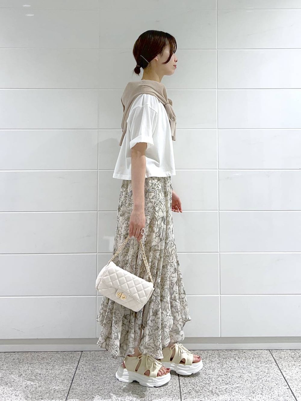 ホワイト系のサンダル、ホワイト系のショルダーバッグ、ホワイト系のスカートを着用したレディースの春コーディネートの3枚目の写真