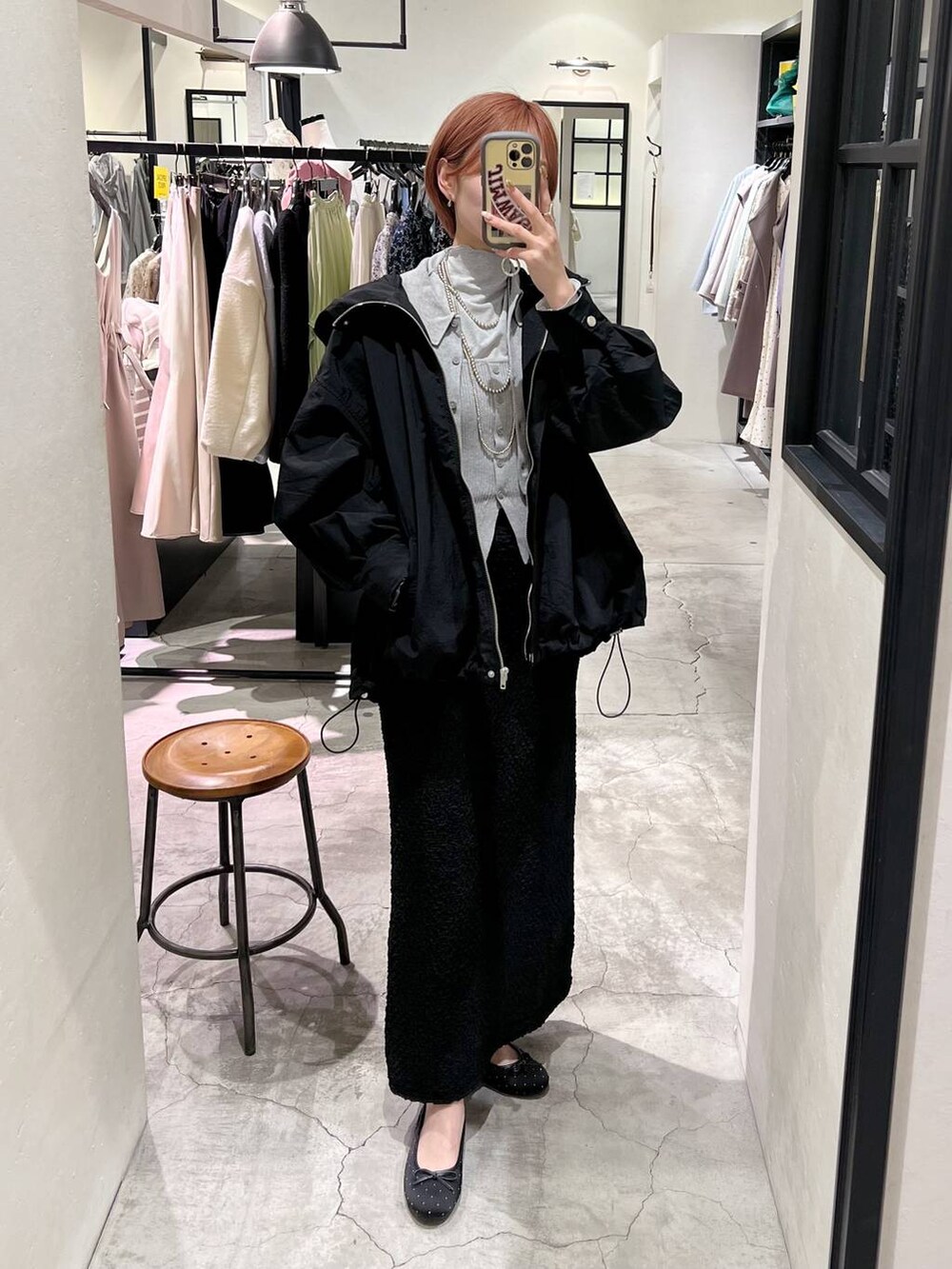 ブラック系のショルダーバッグ、ブラック系のマウンテンパーカー、ブラック系のバレエシューズを着用したレディースの春コーディネートの7枚目の写真