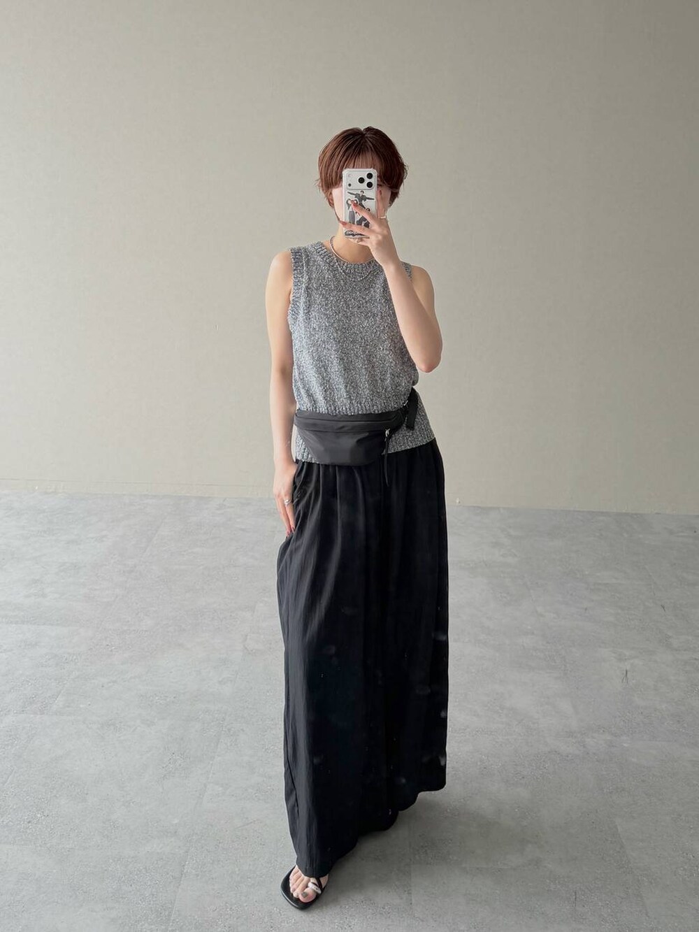 ブラック系のその他パンツ、ブラック系のベスト、ブラック系のサンダルを着用したレディースの夏コーディネートの5枚目の写真
