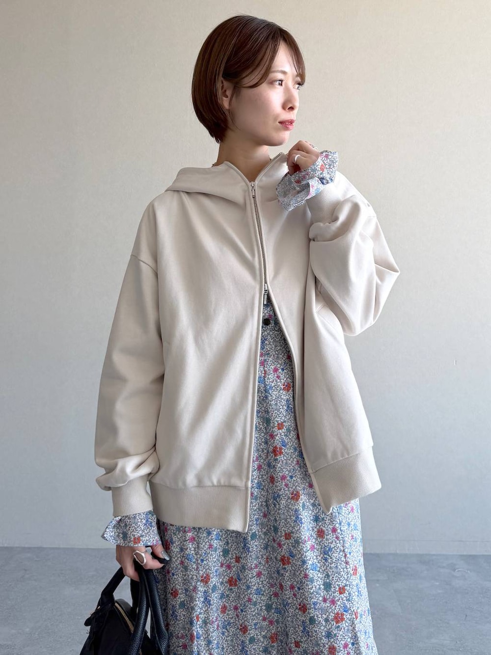 ブラック系のボストンバッグ、ホワイト系のパーカー、ブラック系のサンダルを着用したレディースの冬コーディネートの4枚目の写真